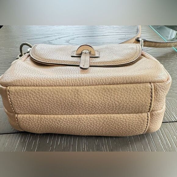 Tignanello Cream Pebbled Leather Crossbody Built in Wallet Shoulder Bag Travel - Picture 4 of 14